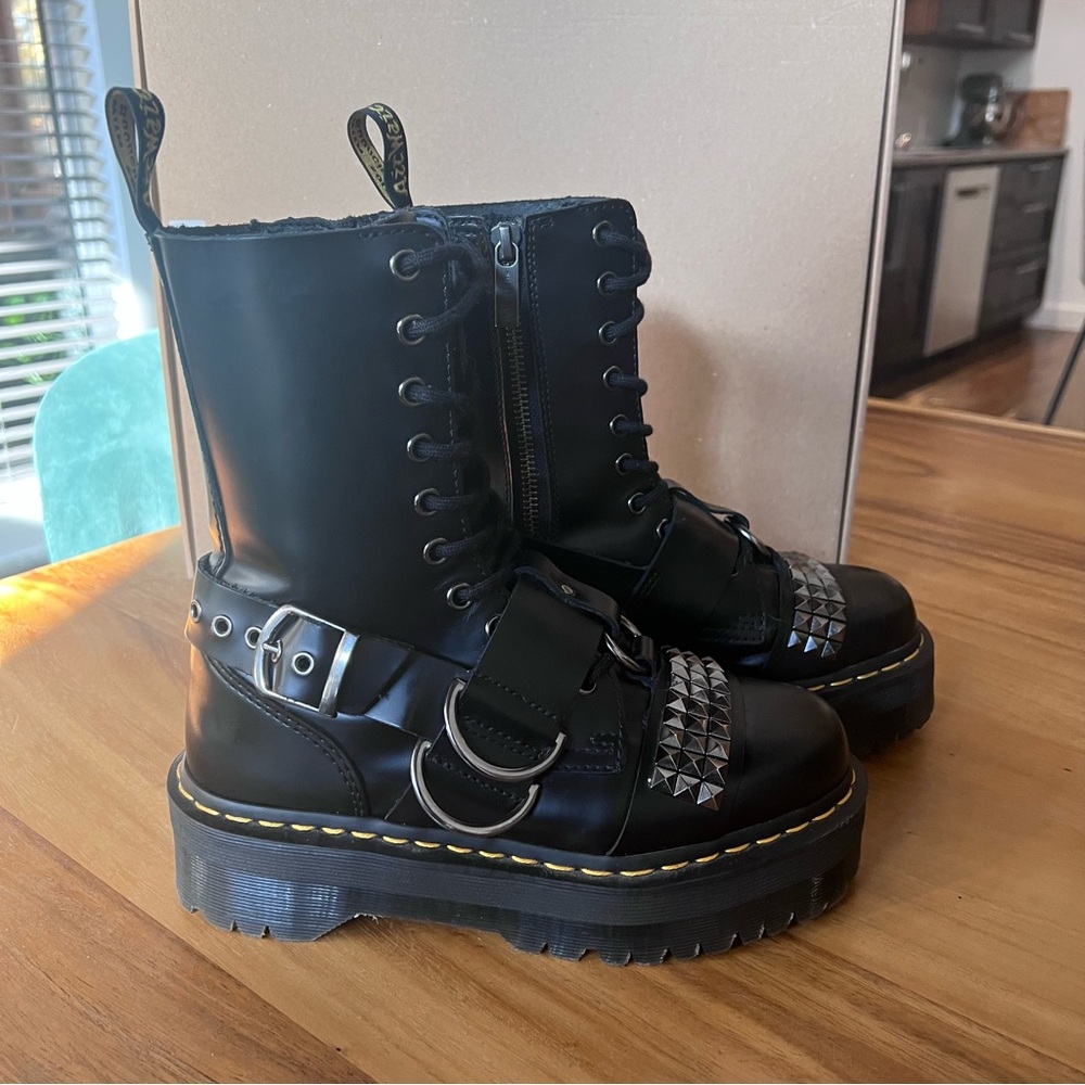 Dr. Martens Jadon Hi - studded strap